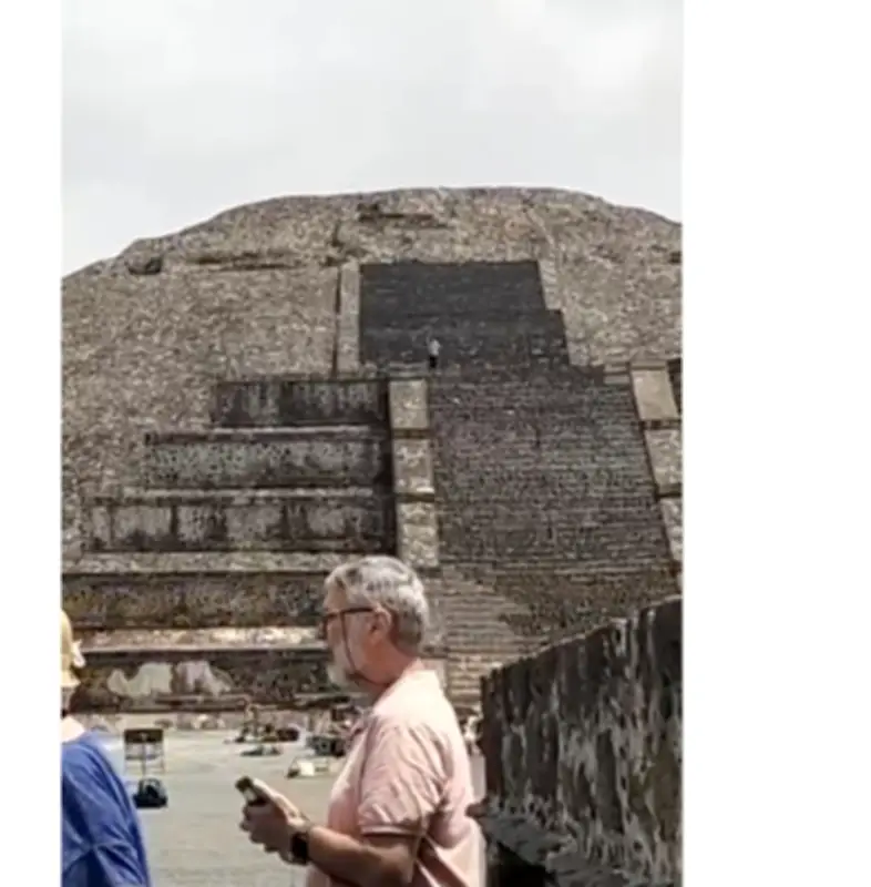 Turista asesinado en Teotihuacán: sujeto escala Pirámide de la Luna y dispara antes de suicidarse