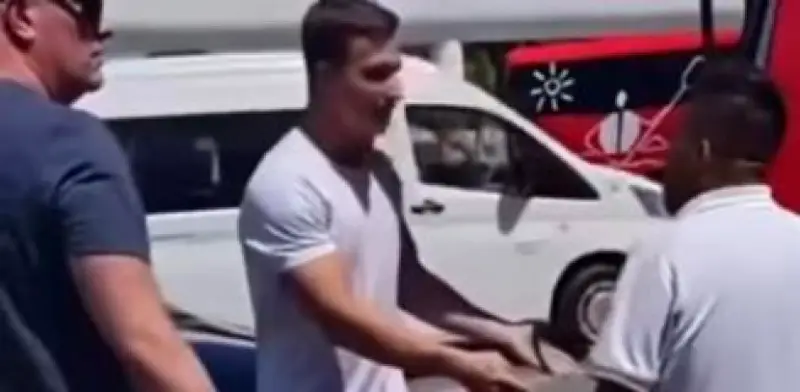 Turista estadounidense agrede con botella a chofer en Aeropuerto de Cancún