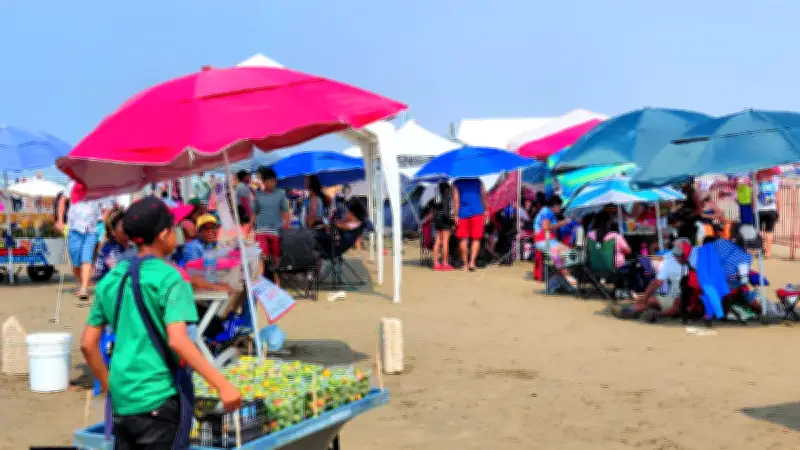 Turistas regresan a playas de Veracruz tras derrame de hidrocarburo, aprovechan zonas limpias