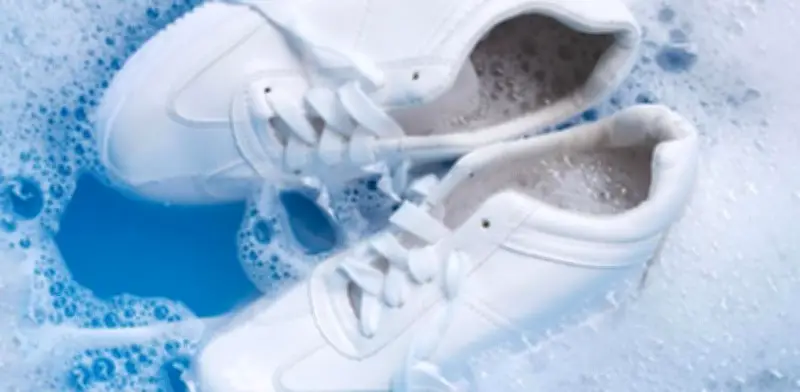 ¿Tus tenis blancos se amarillearon tras lavarlos? Métodos efectivos para recuperar su color