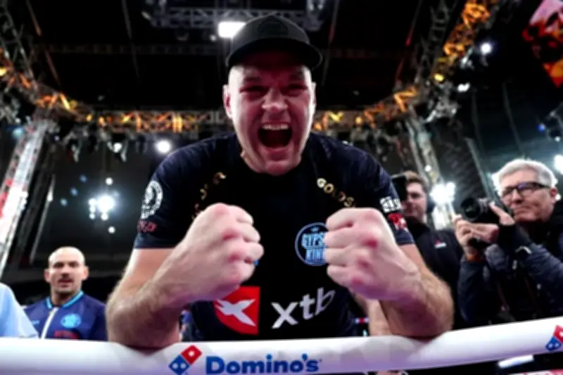 Tyson Fury Regresa al Cuadrilátero con Victoria Unánime sobre Makhmudov