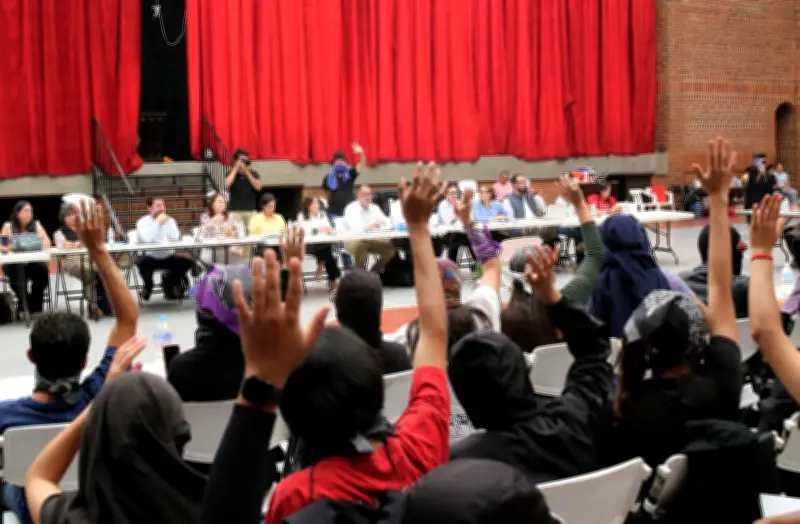 UAEM Morelos reanuda diálogo con tensión; estudiantes exhiben a Procuraduría Académica