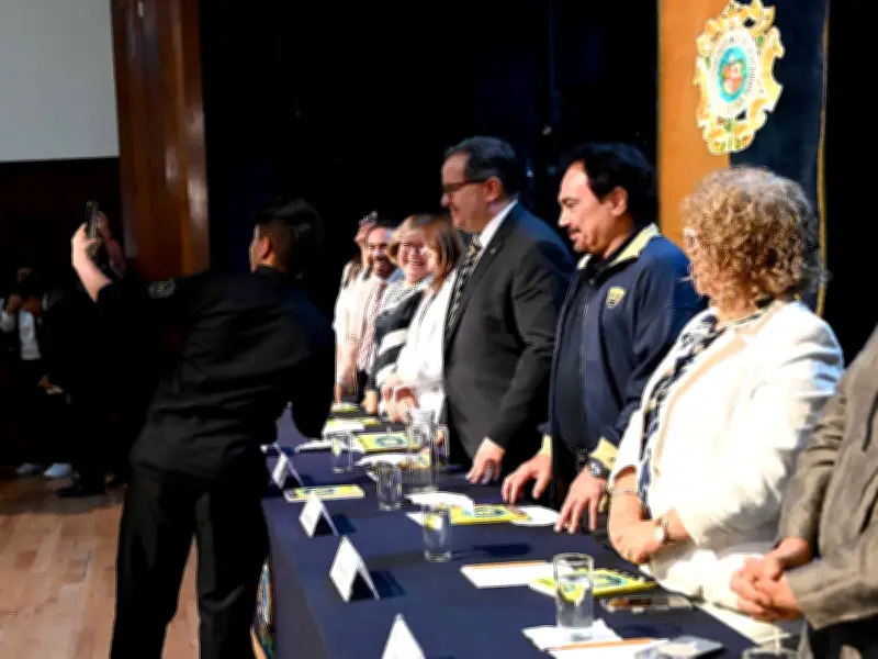 UNAM entrega 110 mil libros de fútbol a estudiantes de bachillerato