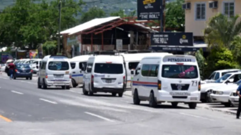 Urvan de Chilpancingo sube pasaje a 10 pesos sin autorización oficial, afectando economía local