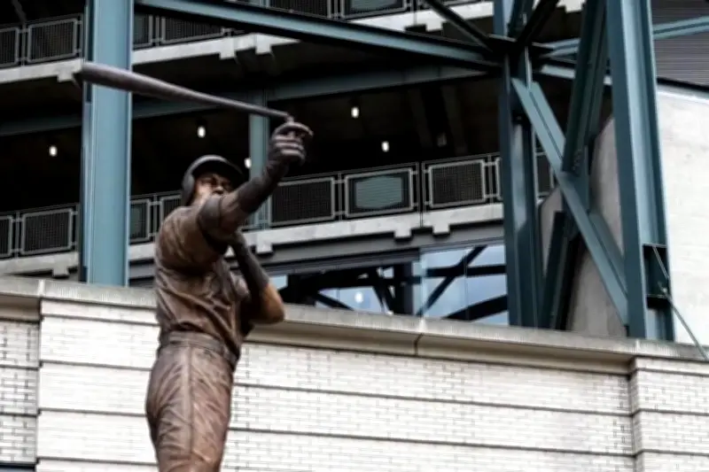 Vandalizan el bate de la estatua de Ichiro Suzuki en su develación