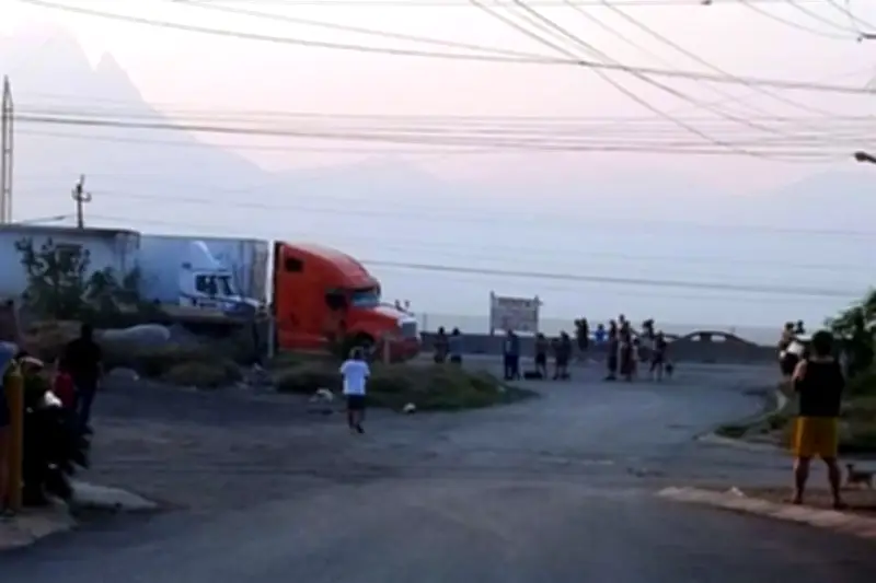 Vecinos bloquean libramiento Noreste por falta de luz y agua