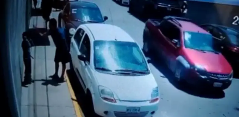 Vecinos detienen a hombre que golpeaba a niño en Tizayuca