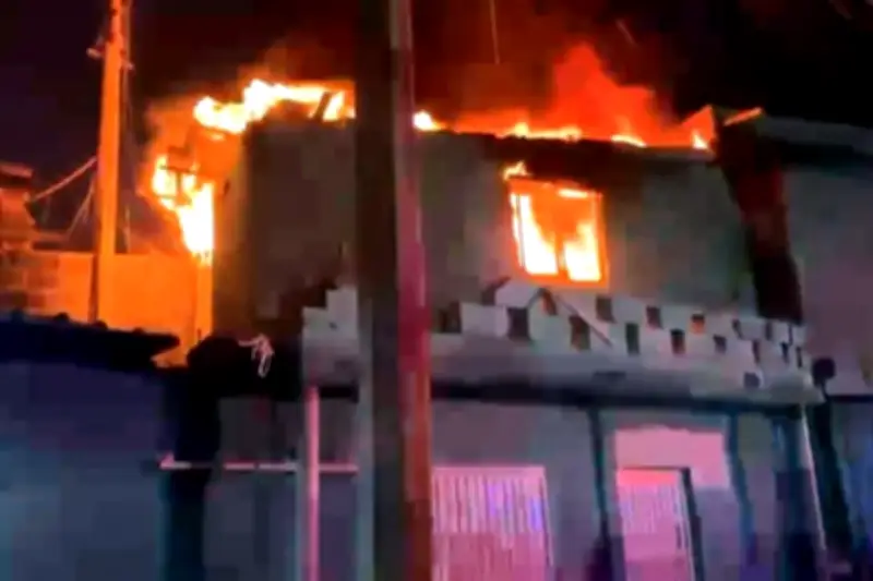 Vecinos heroicos rescatan a dos mujeres de incendio en vivienda de Monterrey