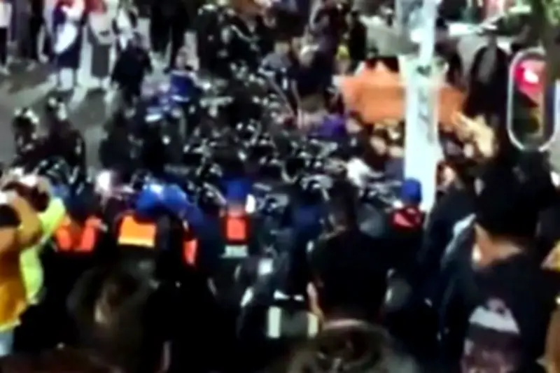 Vecinos y Policías se Enfrentan en Iztapalapa por Restricción de Acceso a Calle