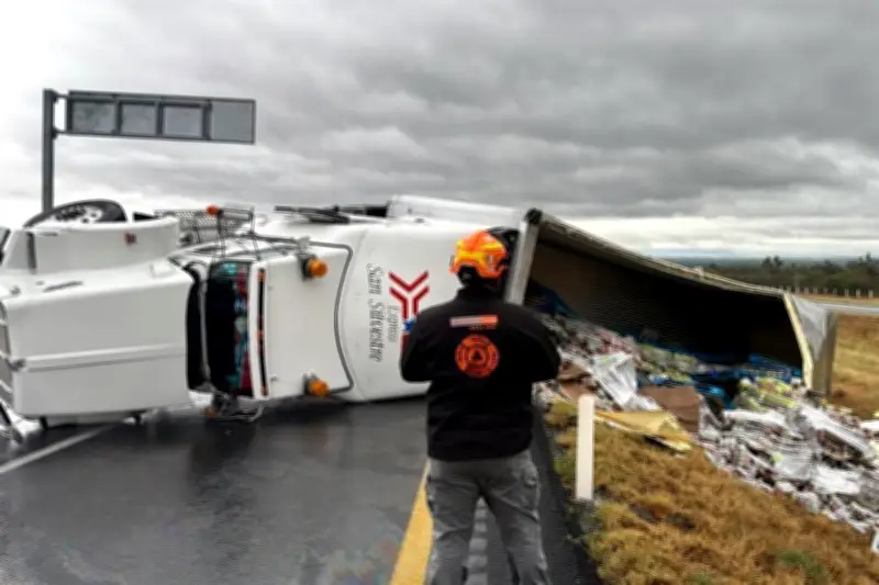 Vehículo vuelca en la autopista a Laredo; conductor sale con golpes menores