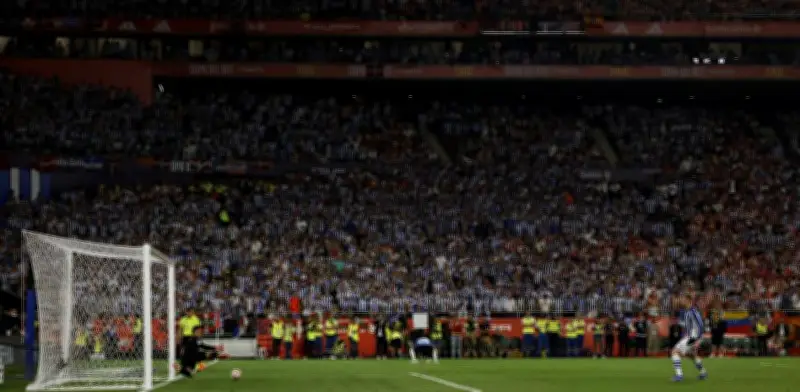 Venden supuestos trozos de red de la portería de la final de Copa