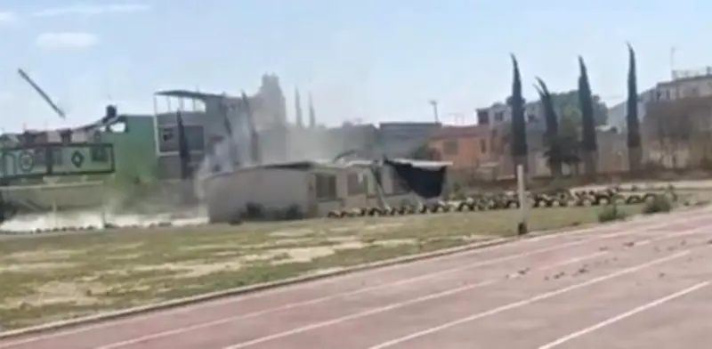 Ventarrón arranca techos de escuela en Edomex; padres exigen seguridad