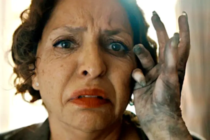 Verónica Falcón combate los sustos con humor en su nueva serie de terror