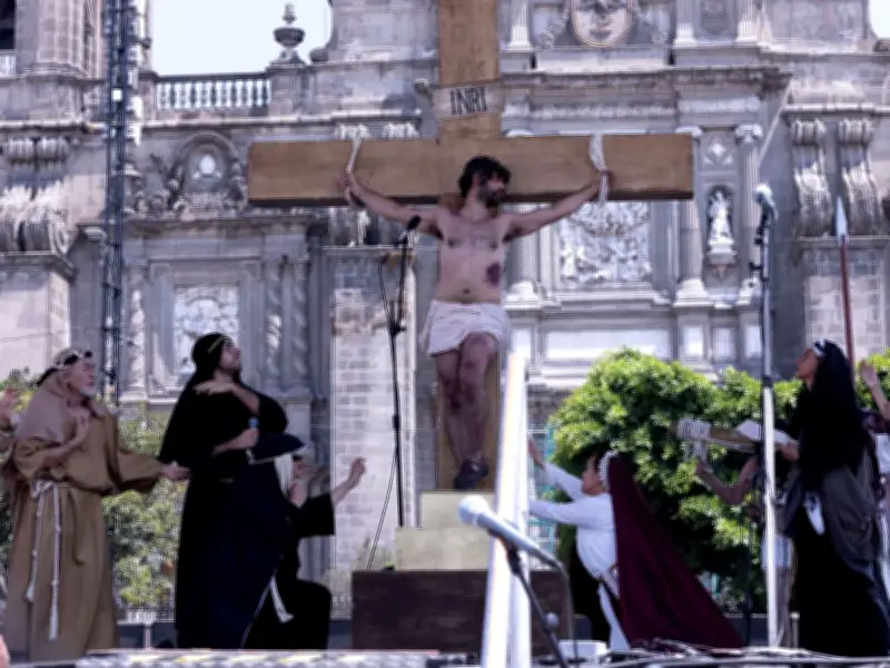 Viacrucis Histórico Llena el Zócalo Capitalino en Viernes Santo con Representación de la Pasión
