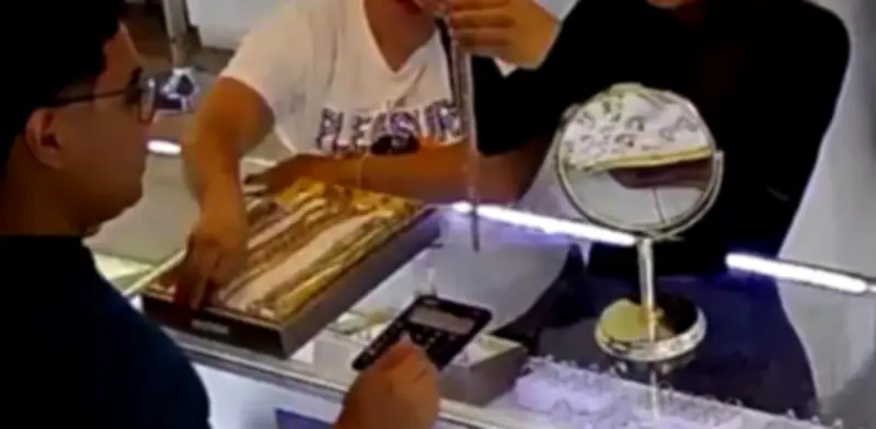 Video exhibe robo de cadena de oro valuada en $50 mil en joyería de Puebla
