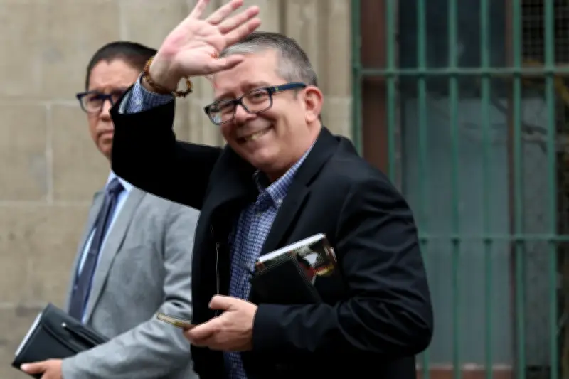 Villamil acusa a Salinas Pliego de magnificar polémica por mujer asoleándose en Palacio