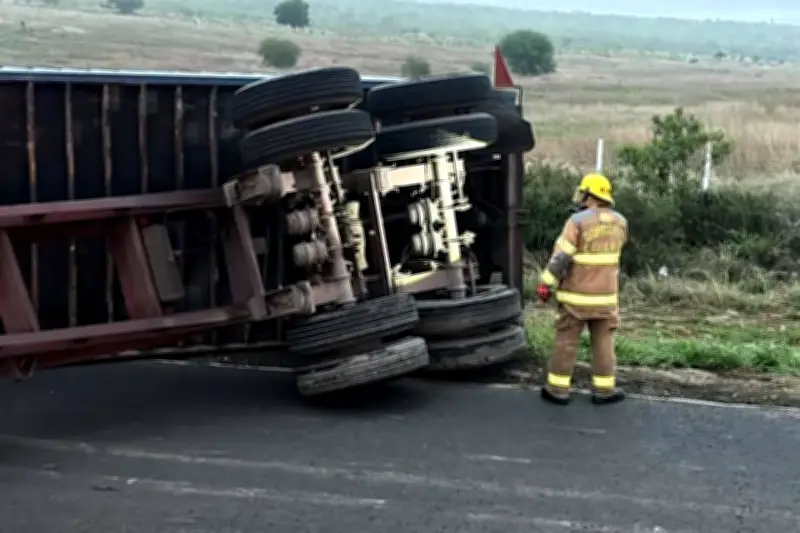 Volcadura de tráiler bloquea la Carretera Nacional en Linares, Nuevo León