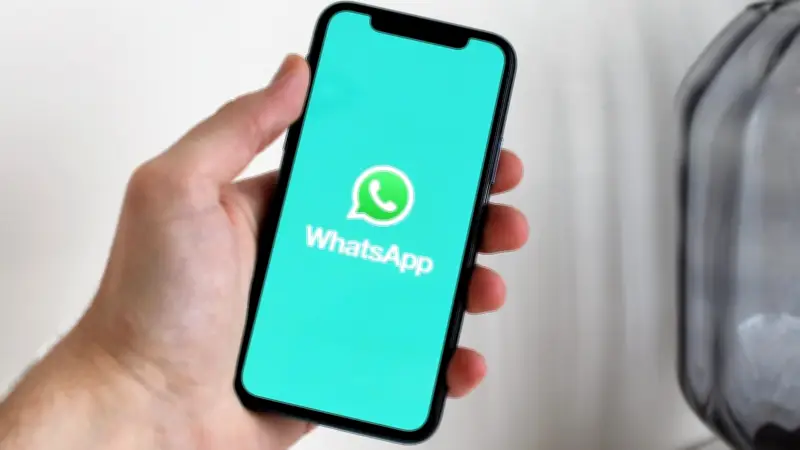 WhatsApp revoluciona su diseño con Liquid Glass: transparencias y efectos flotantes
