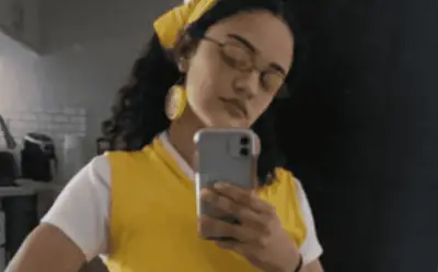 Actriz de 'Wicked' denuncia discriminación de aerolínea por su silla de ruedas