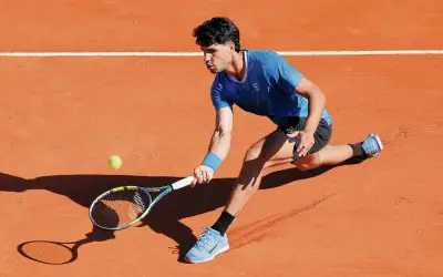 Alcaraz y Sinner avanzan a cuartos en Montecarlo tras partidos de intenso sufrimiento