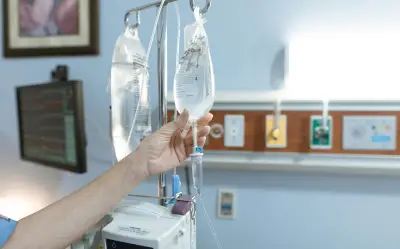 Alertan sobre graves riesgos de sueros vitaminados tras muertes en Sonora