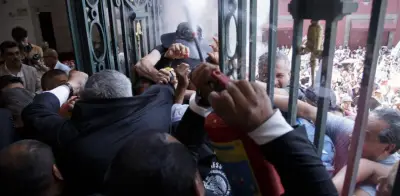 Asamblea de Barrios irrumpe en Congreso capitalino tras violento portazo