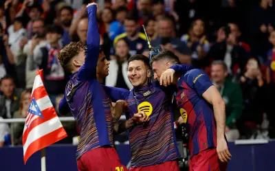 Barcelona remonta con polémica ante el Atlético y se afianza en la cima de La Liga