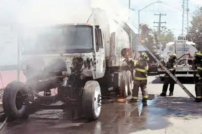 Bomberos sofocan incendio en camión recolector de basura en Monterrey
