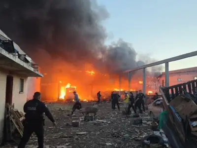 Bomberos y policías rescatan caballo y toro en incendio de vivienda en Ciudad Juárez