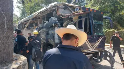 Camión sin frenos causa choque múltiple en Valle de Bravo; reportan al menos 5 lesionados
