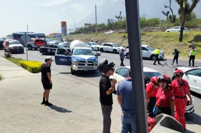 Causa carambola en Leones, esconde droga y lo arrestan