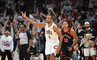 Cavaliers vencen 125-120 a Raptors y recuperan ventaja en serie