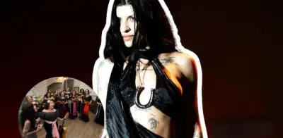 Cazzu sorprende en Chicago cantando 'La Bikina' con mariachi femenil