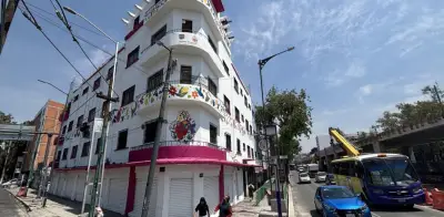 CDMX Renueva Fachadas en Calzada de Tlalpan con Colores y Símbolos Gubernamentales