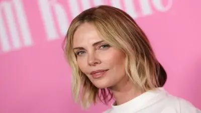 Charlize Theron revive la noche en que su madre mató a su padre