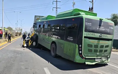 Choque fatal en El Salto: Dos muertos tras impacto de camión de transporte público