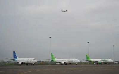 Colapsa techo del aeropuerto Soekarno-Hatta en Indonesia por intensas lluvias