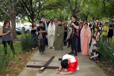 Comunidad de Reina de los Ángeles Celebra Viacrucis en Parque Los Olivos