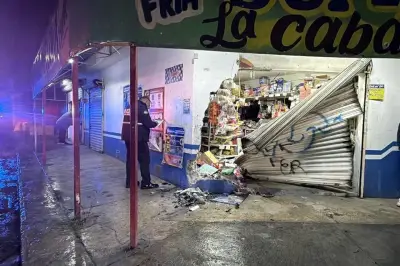 Conductor pierde el control y estrella camioneta contra tienda en incidente vial