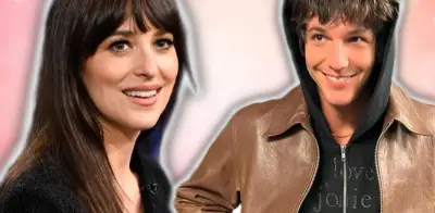 Dakota Johnson y Role Model confirman romance con beso público en Los Ángeles