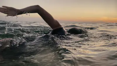 David Olvera rompe récord histórico al nadar 85 km de Cozumel a Cancún en mar abierto