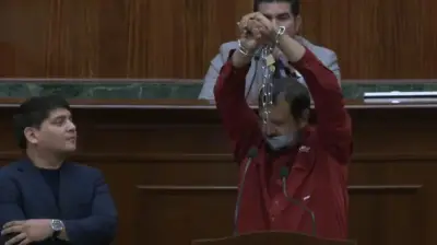 Diputado de Morena se encadena y amordaza en Congreso de Sinaloa en protesta por inclusión de 'gobernadora'