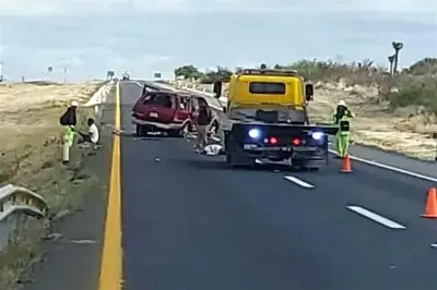 Dos personas fallecen al volcar camioneta en Doctor Arroyo, Nuevo León