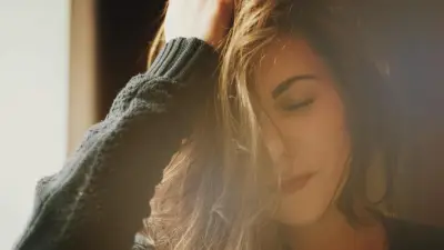 El gesto de acomodar el cabello detrás de las orejas: lo que revela tu lenguaje no verbal