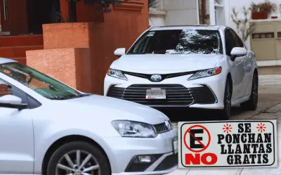 ¿Es legal ponchar llantas de un auto que bloquea tu cochera en Jalisco?