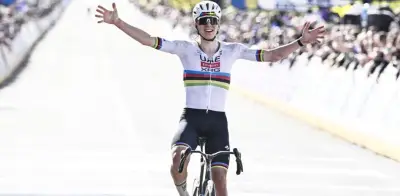 Escándalo en Tour de Flandes: Pogacar cruza paso a nivel en rojo sin sanción