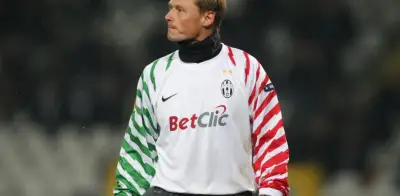 Fallece Alexander Manninger, exportero de la Juventus y Arsenal, en accidente vial