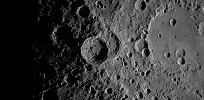 Fragmento lunar de la NASA se exhibe en CDMX y los visitantes pueden tocarlo