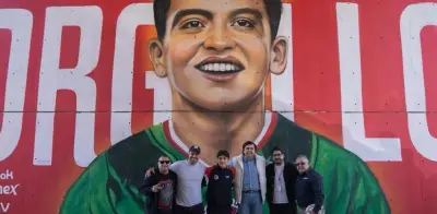 Gilberto Mora recibe mural en Tijuana con la palabra 'Orgullo'