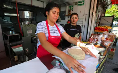 Gobierno y sector industrial refuerzan pacto para frenar alza en precio de la tortilla